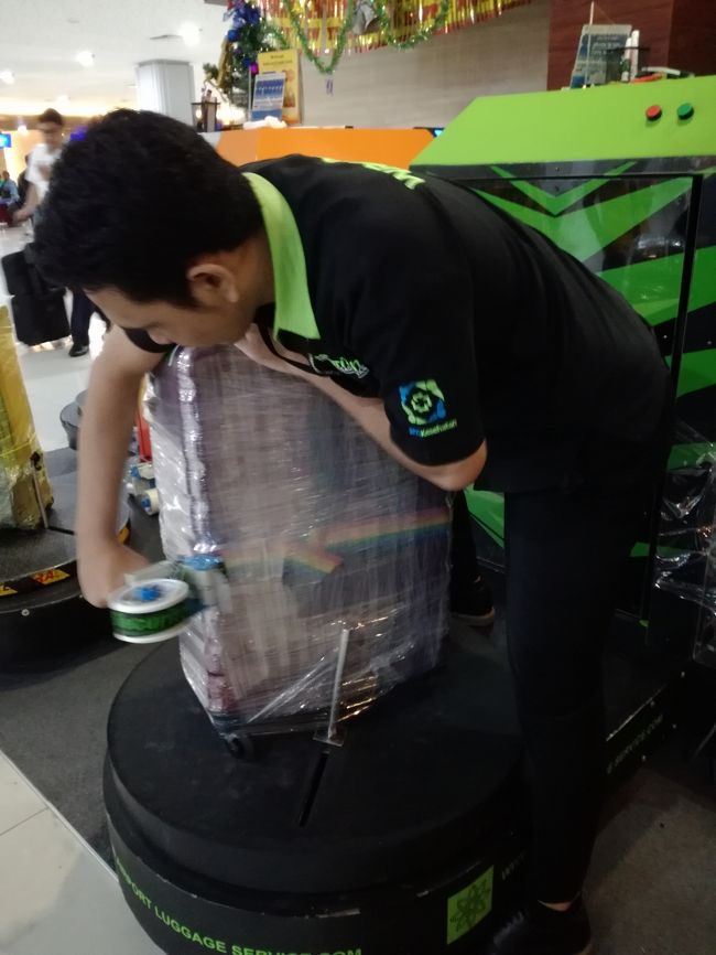 ＜ここから復路＞<br />janan villaで空港送り　175,000Rpでお願いしましたよ。<br />大晦日モルバリ渋滞にはまり(笑)サヌールから空港まで１時間半（大汗）<br />17：00に出て18：30に空港（ドメスティック）到着です。<br />なぜ　ジャラントル（有料道路）通らなかったのでしょうか？<br /><br />ちなみに国内線は１時間前までに空港へ来れば十分間に合います。<br /><br /><br />