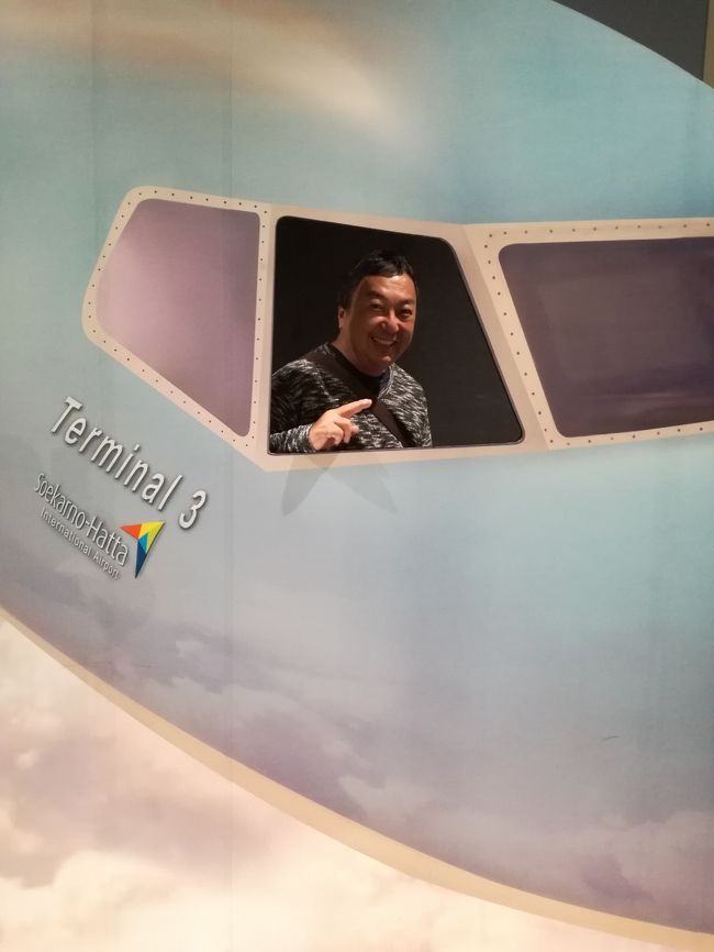 21：00にデンパサールを出発　<br />22：00にジャカルタに到着しました。<br /><br />荷物の積み替えはない＆搭乗券は羽田まで出ているため<br />CGKターミナル３をひたすら端から端まで歩きます。<br />お子様連れにはちょっと大変な距離だと思います。