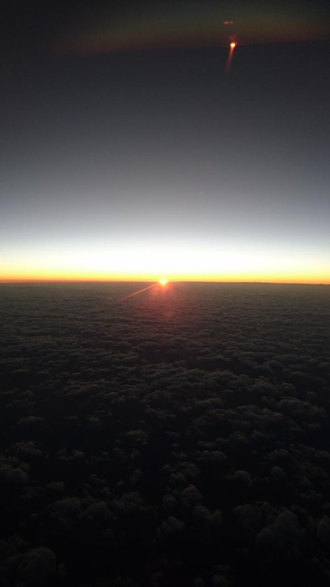 GA874　羽田行き　この日のこの便はテイクオフ前の機内で年明けです。<br />みーんなでハッピーニューイヤー！の帽子と笛でお祝いです。<br />!(*^▽^*)