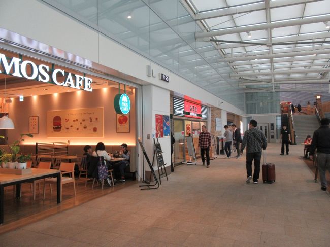 2017年最後の日本飯は<br />吉野家牛丼に決定です。<br />一緒の便でジャカルタ以遠のインドネシアに<br />正月帰国するお嬢さんと一緒になりました。<br />