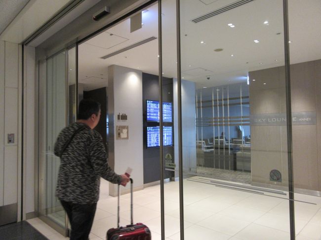 ラウンジでコーヒーをご馳走になります。<br />景色いいですよ。<br />