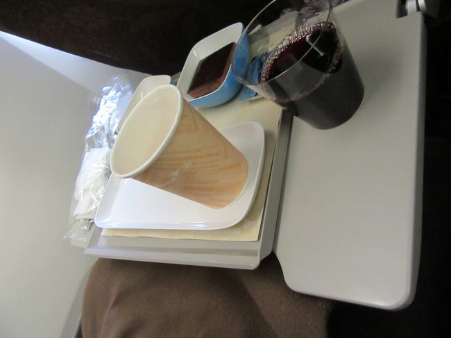 すみません、おかわりは赤ワインでいいですか？<br />何杯でも持ってきてくれますよ(笑)。<br /><br />なんならボトルで置いておきましょうか？<br />面倒くさいな、このエコノミー客(笑)