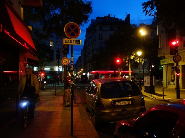 スーパーを探しながら宿へ向かってひたすら歩く。