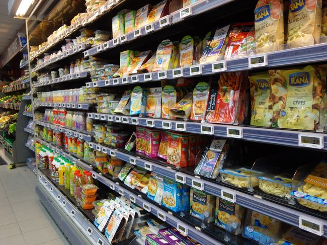 スーパーマーケットで食べるものを買った。