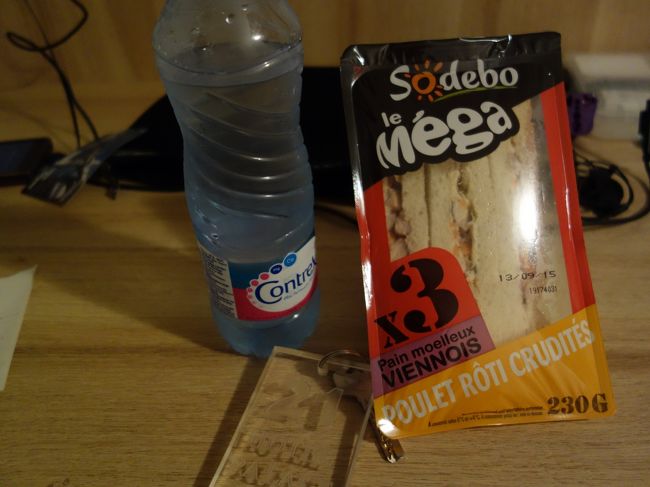 到着した日の夕食。見た目にしょぼいが、味もパサパサ。ローファットで良いのだが、やはり限度というものがある。写真を載せた２回の夕食を除けば、あとは５ユーロ程度のテイクアウトのチキン料理やバーガーを食べていた。