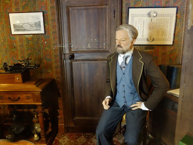 エッフェルさんの人形がある。