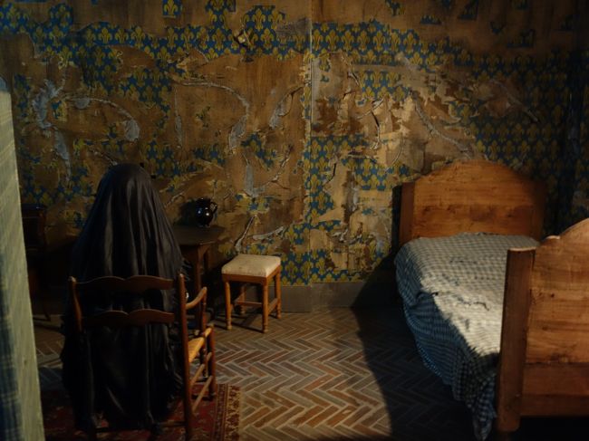 マリー・アントワネットが幽閉されていた部屋。黒いベールをかぶっている人形がマリー・アントワネットで，左側にわずかに見えている衝立の裏で衛兵が監視していたらしい。