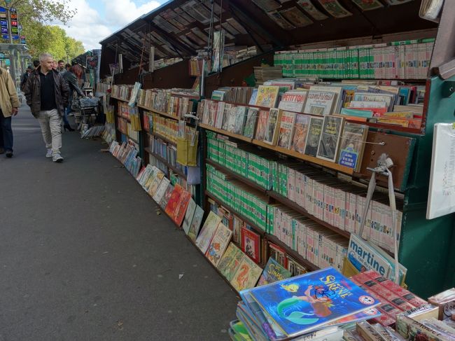 道端の本屋。雑誌，ペーパーバックなどが並んでいる。