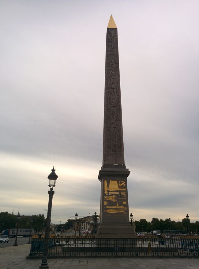 コンコルド広場。ここでルイ16世やマリー・アントワネットが処刑された。鉛筆みたいなのは、エジプトのルクソールから運ばれてきたオベリスク。コンコルド広場のセーヌ川を挟んで反対側にはフランスの国会議事堂がある。
