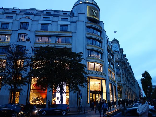 凱旋門へ通じるシャンゼリゼ通りのルイ・ヴィトン本店。本社ではない。