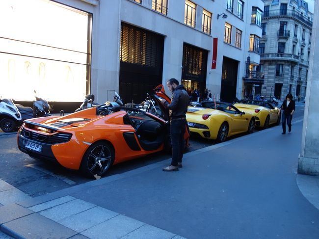 道端で中古の高級車が売られていた。