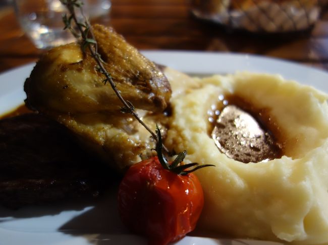 ディナーは凱旋門近くのレストランchez clementという店でチキンを食べた。コーヒー付きで24.60ユーロ。50ユーロ札を渡したところ，なかなかお釣りをくれなかった。まさか25ユーロもチップにするわけにもいかない。20分ぐらい粘ったらお釣りを持ってきた。少々立腹気味だったのでチップは2ユーロだけにしてやった。よく考えたら少な目というわけでもなく普通程度だ。