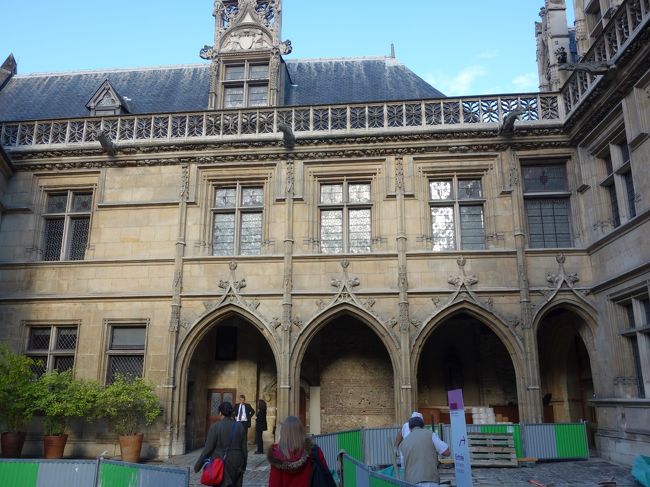 国立中世美術館。クリュニー美術館である。ここが今回訪問したかったところの一つ。入っている人はほとんどいない。ツアーが来たが，建物の説明だけ受けて入らずに帰っていった。チェザーレ・ボルジアの時代(1500年前後)のものがあると思えば良い。イタリア戦争の頃である。もとはクリュニー修道院の建物で，Alexandre Du Sommerardという人のコレクションが元になっている美術館。