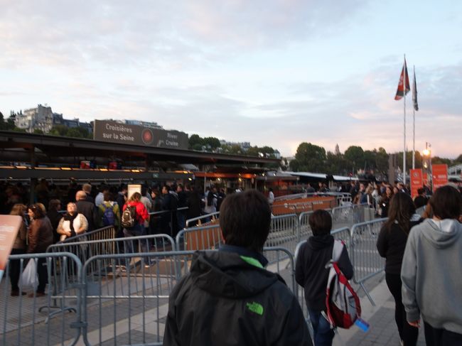 セーヌ川クルーズディナーに参加。180ユーロぐらいでフランス料理のコースを食べながら夜景を楽しむ。日本からも予約できたはず。