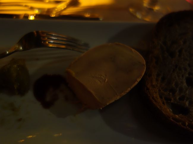 暗くてよく写っていませんが，フォアグラ。こんなに大きくて分厚いフォアグラを食べたのはこれが初めて。