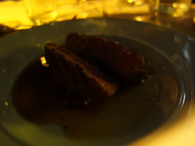 またまた暗くてよく写っていませんが，ステーキ。