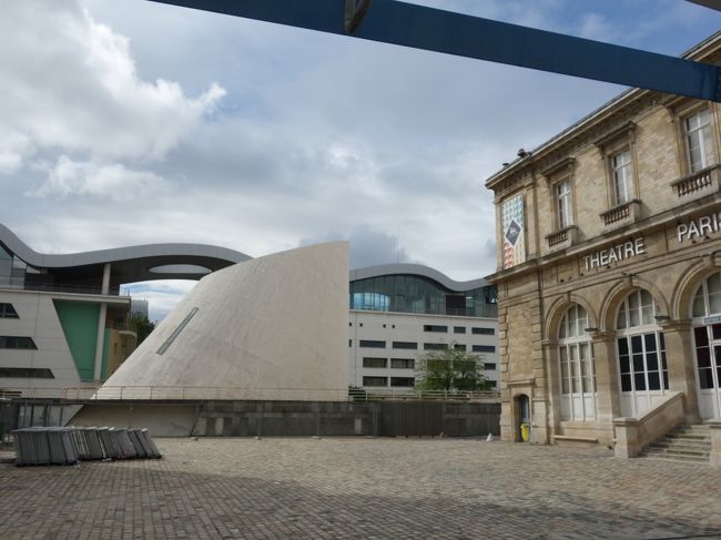 広い敷地にいろいろな建物がある。