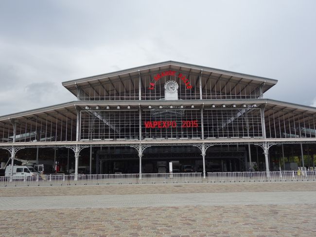 隣の敷地では展示会の準備中。