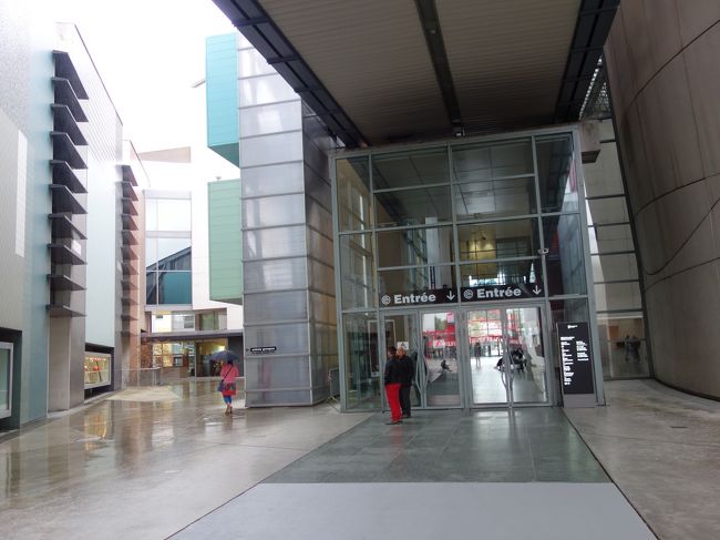 楽器博物館へ。7ユーロ。生演奏コーナーでゆっくりできた。