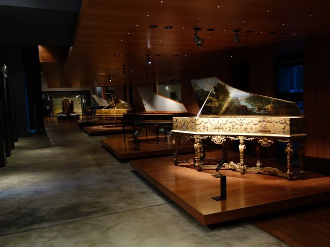 古いピアノたち。