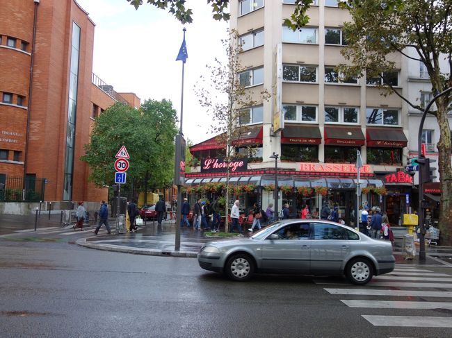 コンセル・ヴァトワールはパリの北東部にある。ここまで来ると観光客がうろうろしていないのがいい。町並みに生活感がある。スーパーで飲み物とスナックを買い、周辺をうろうろした。