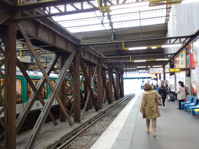 郊外の駅はこんな感じ。