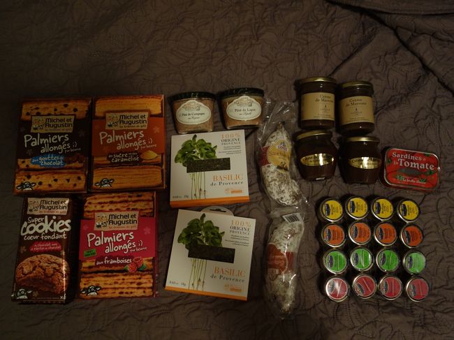 お土産たち。大したものは買っていない。変わったものでマロンクリーム，ウサギのひき肉。マロンクリームはうちの子供たちには好評だったが、濃い味なので好き嫌いが分かれる気がする。うさぎの肉はうさぎと知らなければおいしい。あとはもらってもあまり困らなさそうな小瓶のジャムとか、職場のおねえさん用にバジルといった重さも内容も軽いものを。