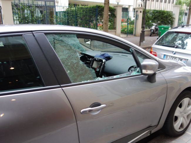 帰国の朝。ホテルの前に駐車してあった車が車上荒らしにあっていた。ハンドルロックをしている車が多いのもうなずける。