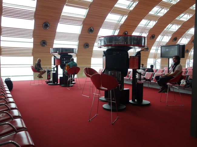 空港にて。PlayStation3が置かれていた。実はPS3で一度ゲームをしてみたかったのだがなんとなく我慢した。