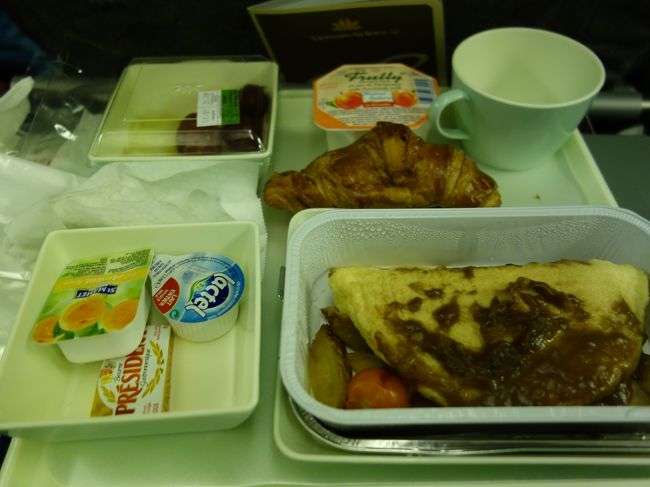 機内食。これからベトナムのハノイのノイバイ国際空港で乗り換えて関空へ。トランジットの時間が長いのでハノイ市内を観光する予定。