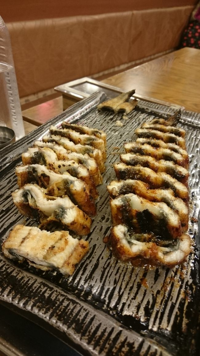 焼鰻<br /><br />綺麗にカットして貰って、葉っぱで包んで焼酎で流す<br /><br />隣には香港からのお客さんが