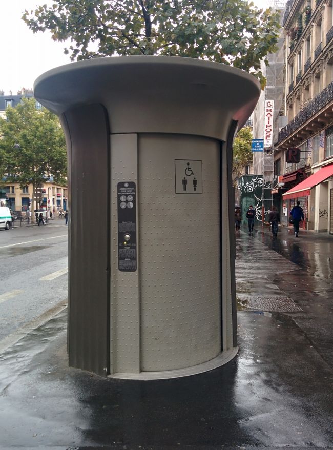 パリの公衆トイレ。有料である。