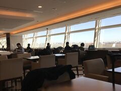 JAL First Class Loungeへ。
ここも結構混んでる…。