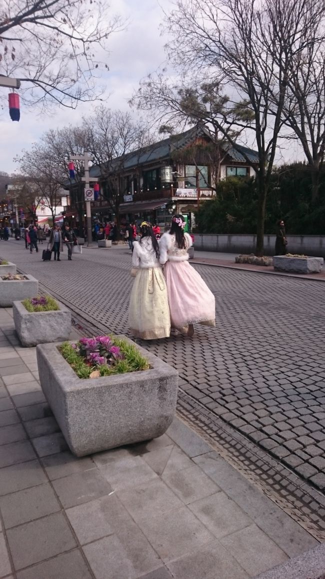 慶基殿前<br />韓服のレンタルや電動の乗り物のレンタルがあった<br />