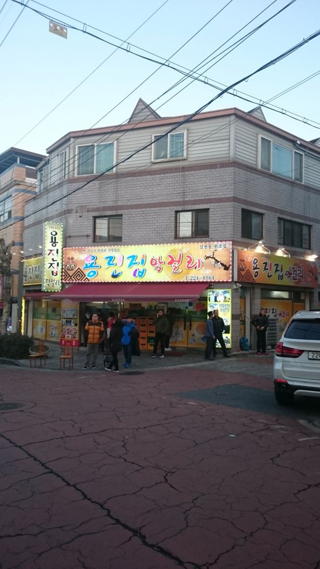 タクシー運転手さんオススメのお店、一番人気らしくて、行列だったから、他のお店に行く事に