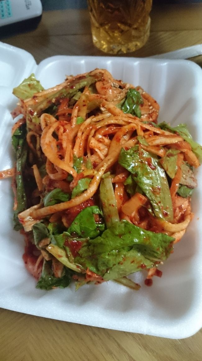 宿の近くのお店から舌平目の刺身の辛いソースと野菜まぜまぜ🎵