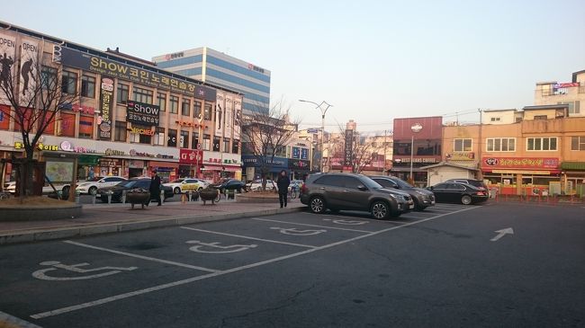 結局、そないに食べたい物が見つからず、決められずで、とりあえずキンパブ一本包んで貰いました