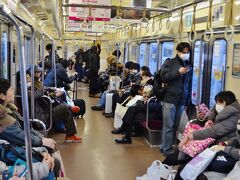 電車の中は至って普通です。
ここまでふなっしー推しするなら車内もふなっしー色にすればいいのにぃ。
広告収入の問題があるならせめて一車両だけでも、と思う私。