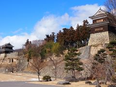 その後、粉雪舞う長野、上信越道などを経由して、中信（長野県中部）から東信（同東部）へ大移動。11時過ぎには上田市中心部にある上田城に到着した。初訪問に感動する城郭ファンの夫以上に、NHK大河ドラマ『真田丸』（2016年放送）の大ファンだった妻の方が興奮していた。

尼ヶ淵と呼ばれるかつて川原だった場所にそびえる、段丘崖（がい）という天然の要塞の上に建つ上田城＝写真＝。確かにこれは堅城だと納得した。

【上田城跡】
1583（天正11）年から同15年にかけて真田昌幸が築城。二度の徳川軍との戦いののちに破壊。1622（元和8）年に仙石忠政が入封して再建。3基の櫓が現存している。（コトバンクから）