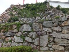 お城に近づくと石垣が見えました。400年前の築城の面影を残す石垣なんだそうです。