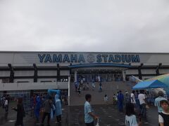スタジアムに到着しました。あいにく空からはポツポツと小雨が降ってきました。