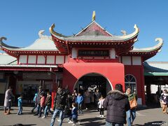 小田急　片瀬江ノ島駅　12:10頃

お馴染みの竜宮城をイメージした駅舎。
やはり普段の平日より利用者は多いようです。