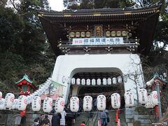 江島神社　瑞心門

龍宮城を模した楼門。
門の前には「鈴木京香さん」が奉納した提灯も飾られています。
江島神社の中津宮は芸能関係者の信仰も篤いと言われます。