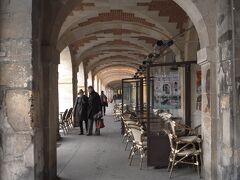 パリで最も美しい広場を囲む回廊。

マレ地区の中心的な通り、開店前の静かなフラン・ブルジョワ通りを歩き