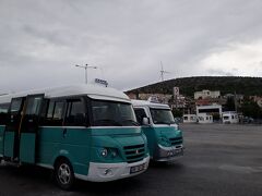 イズミル空港から空港バスを利用して約１時間30分、チェシメのバスターミナル（Otogar）に到着です。あいにくの雨でしたが、道中エーゲ海やオリーブ畑、風車が見えて、バスからの景色も存分に楽しめました。
このバスターミナルで、チェシメ、ウルジャ（Ilca）、アラチャトゥ（Alaçatı）を結ぶドルムシュに乗り換えます。チェシメから目的地のアラチャトゥまでは4リラ（約120円）、20分程です。ちなみにウルジャは美しいビーチと温泉が楽しめるエリアです。