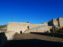 チェシメには城塞があります。
1768年から始まった露土戦争において、「チェシメの戦い」（1770年）が勃発。この城塞が舞台となりました。城塞の中はミュージアムになっています。