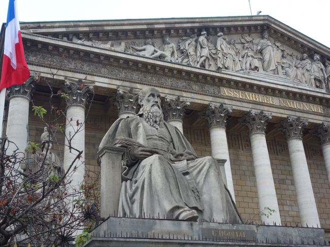 ブルボン宮殿。フランスの下院である国民議会の議事堂として使われている。コンコルド広場とはセーヌ川を挟んで南側にある。この像は16世紀の政治家ロピタルの像。ロピタルの定理で有名なロピタルとは違う。この像の向かって左側には同時期の政治家シュリーの像がある。ロピタルの像の反対側，建物の右側にはダゲッソーの像がある。