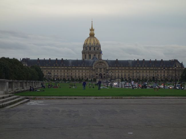 フランス軍事博物館。国会議事堂の西側，アレクサンドル三世橋の南側にある。結構寒いのだが，半袖半ズボンでいられるあたり，人種の差を感じる。