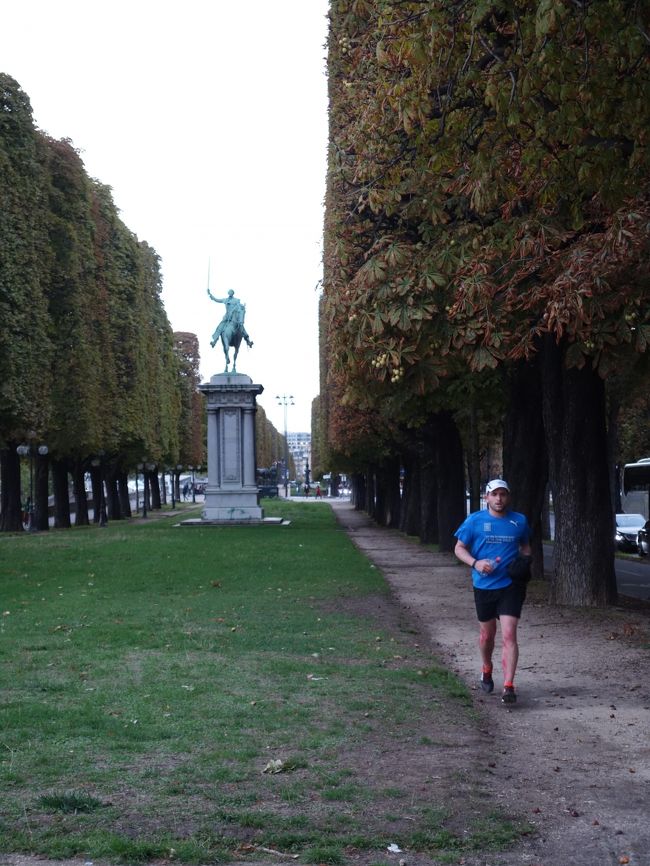 アレクサンドル三世橋を渡ってすぐのセーヌ川北岸は細長い公園になっていて，散歩している人やジョギングしている人がいる。