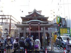 （１）恵比須神　＜宝田恵比寿神社＞（１１：１２）

ここは、純粋な七福神めぐりの範囲外。ご朱印やご神体などもらえない。

宝田村の鎮守は、元々は皇居前にあった。祭壇の中央に安置される恵比寿神像は、慶長11年三伝馬取締役・馬込勘解由が徳川家康からこれを受け、運慶作とも左甚五郎作とも伝えられる。（日本橋七福神めぐりガイドより）
